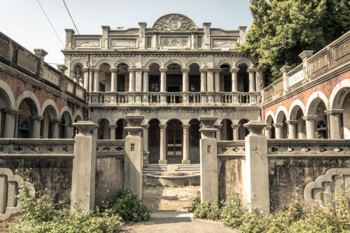 (via Jukuiju Mansion, abandoned mansion in Taichung. The original owner left during the 1980s. : urb
