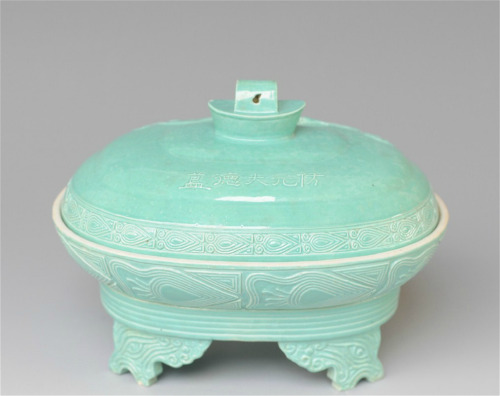 changan-moon:Chinese porcelains in Qing Dynasty. The shape design imitated bronze ware in earli