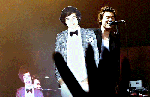 tattooedlovers: Harry with a young Harry cardboard on stage2015 | 2018 | 2021