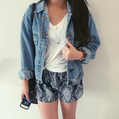 slapping:  Blue Lapel Long Sleeve Bleached Denim Jacket