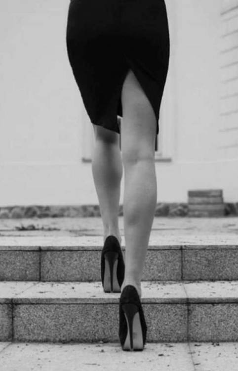 amespeciale:
“L'universo, per lui, finiva all'orlo di seta della sua sottana.
Gustave Flaubert
”