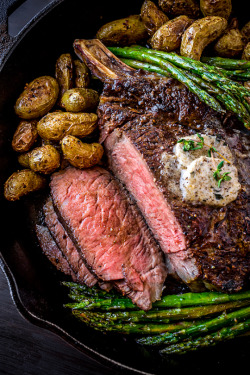 foodsforus:    Pepper-Crusted Cowboy Rib Eye Steak  