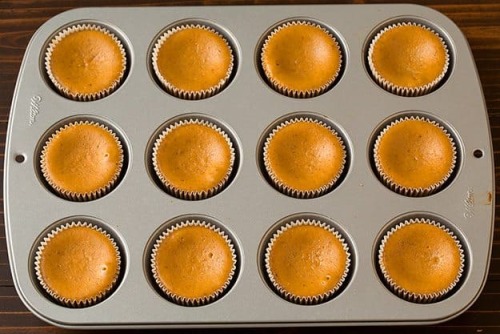 ugly–cupcakes: Pumpkin Cheesecake Cupcakes with Salted Caramel Sauce
