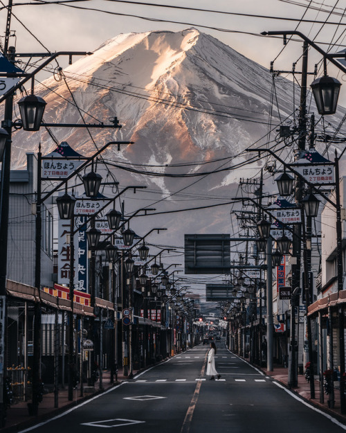 archatlas:Traditional and Contemporary Japanese Culture Collides in Striking Photographs by RKTokyo-