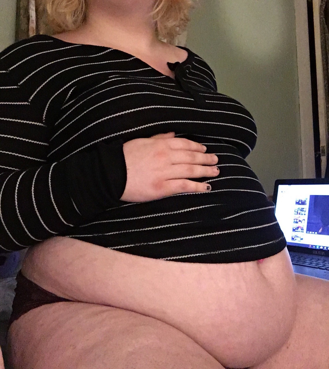 gothbelly:Pls tease me about how huge my gut is growing thx 