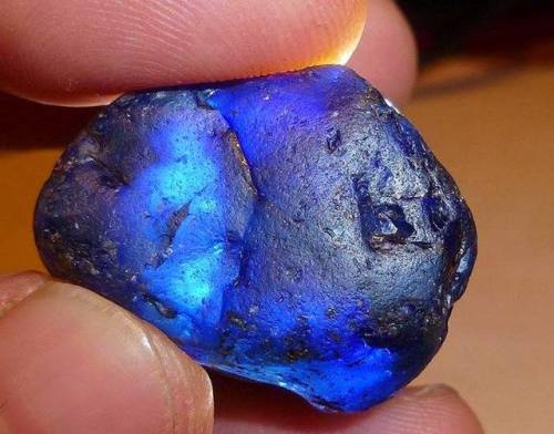 geologyin-blog: Today’s Luxury eye Candy is just awesome, it’s this Blue Sapphire from G