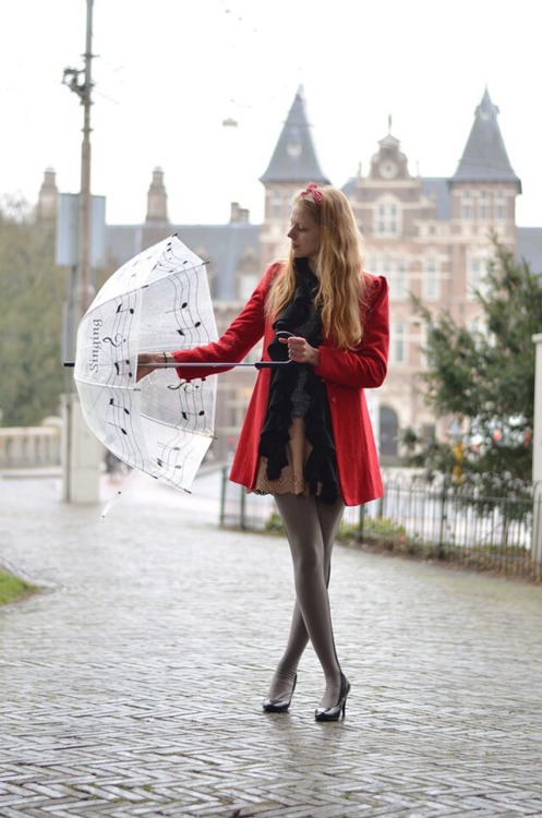 http://www.fashionwasmysecondlove.com/2015/03/outfit-red-and-rain.html