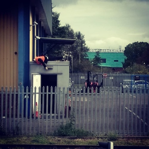 redshirt42:Train safety shout-out to decapitated mannequin. #respect (at Gloucester, Gloucestershire