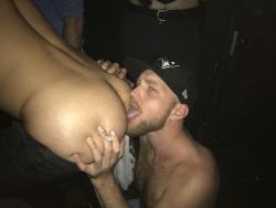 deviantotter:  Love when there are snacks at the bar