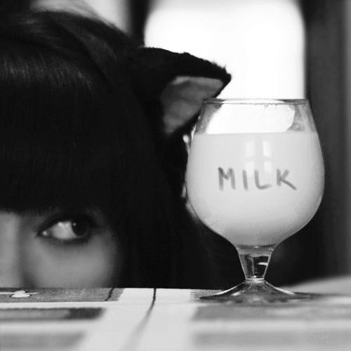 terra-nostra-bdsm:  mi gatita, siempre quiere leche y le gusta fresca y tibia. cXd