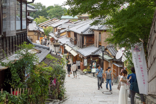 ourbedtimedreams: 二年坂 ／ Ninenzaka Street by Active-U on Flickr.