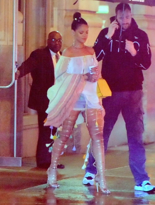 goldenpoc: 90sxarthoe: Them muthafuckin shoes.Damn Rihanna thick