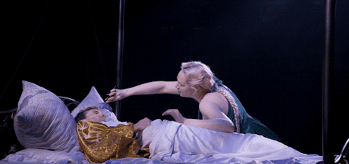 quasi-normalcy:victoriel:Gwendoline Christie in A Midsummer Night’s DreamHoly shit