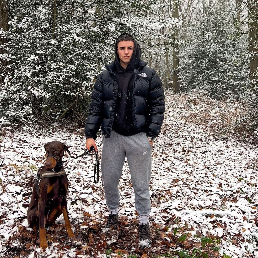 2xskin:James made my life a misery, when he started on me during a walk I couldn’t take it any more. With a quick gesture I forced his soul into his dog, it freaked out for moment and went quiet unable to free itself from the frozen grip of its owner.