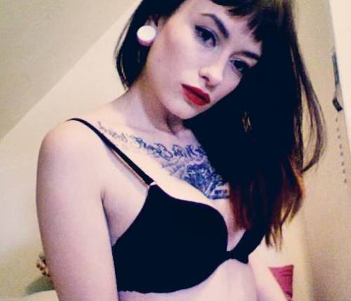 prettyypplleeaassee: I think I want bangs again… Hot On Heels // www.hot-on-heels.com