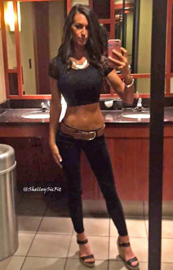 shelleysicfit:  Love this outfit!  Do you?  Sorry about the quality, time for a new phone soon. 