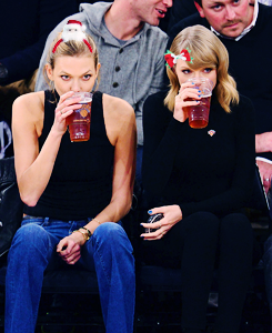 taylorswift:  outsofthewoods:  The tallest Christmas elves in the world.   This will