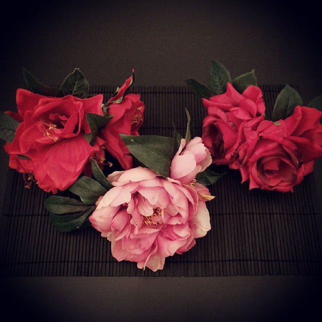 My new babies!
#handmade #hairaccessories #madebyme #roses #peony #carnation #passionforflowers #withlove #theStylistme