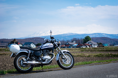 雪解けとともにバイクシーズン開幕。雪国だと年中オートバイに乗るのはそこそこ難しい。自転車はできるけれど。昨年免許を取って、バイクを買って、たくさん走ったけれど冬の間は乗りたくてうずうずしていました。オ