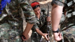 bijikurdistan:  The famous Kurdish YPG Woman Fighter Ceylan Ozalp &ldquo;Jin heye ji sed mêrî çêtir e&rdquo; There’s a Woman who is better than 100 Men (Kurdish Proverb)
