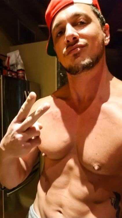 Gaymer Selfies - That’s one Lucky Nintendo Switch, Just look at that Muscle Body and that Bulge! 