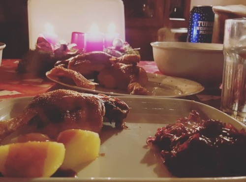 #advent #dinnertime #duck #crispy #crispycrust #duckleg #yummi #redcabbage #christmasdinner #tuborg 