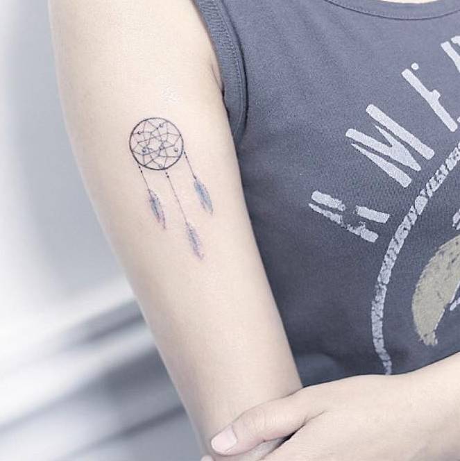 Tatuajes — Tatuaje de atrapasueños en en brazo derecho....