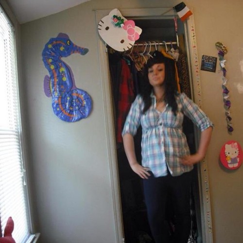 Another great scene queen pic #tbt #floatfacedown #scene #blueleggings #hellokitty #oldroom  #18