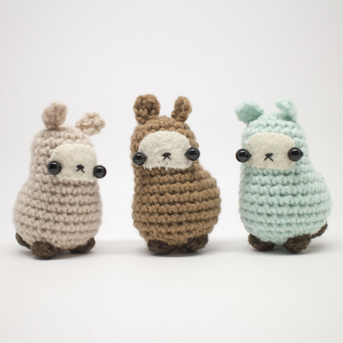 The crochet pattern for these little llamas is finally here!You can get it in my shop now.