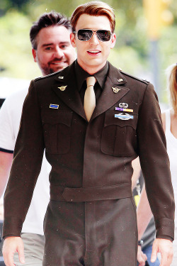 spikeluv84:  hellotailor:  chriscevans:  CHRIS EVANS APPRECIATION: Uniform  he is a cartoon prince.  His hair actually *glows*! 