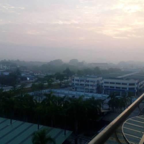Still cannot sleep..so just stay awake Hahaha…morning guys