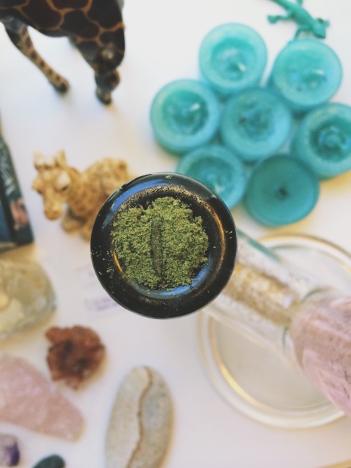 satans-c1it:   peaches and cream / lemon kush, kief, and a lil wax ☺️ 
