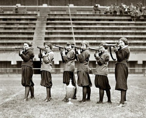 Equipe de filles de tir à la carabine, Central