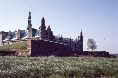 “At være eller ikke være, det er spørgsmålet,&ldquo; Kronborg slot, Helsingør, 1981.