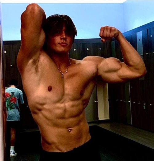 cgo12345:Young alphas are justified in showing off their perfection at all times