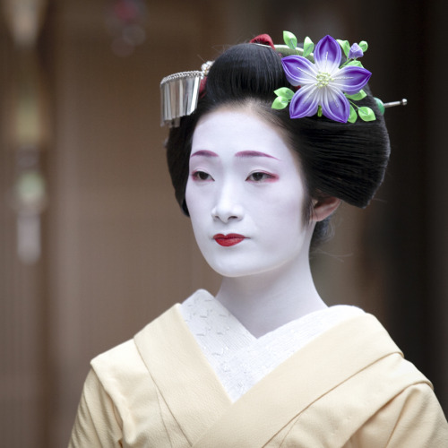 Bellflower kanzashiIn September kanzashi are modeled after the Chinese bellflower. It blooms in late