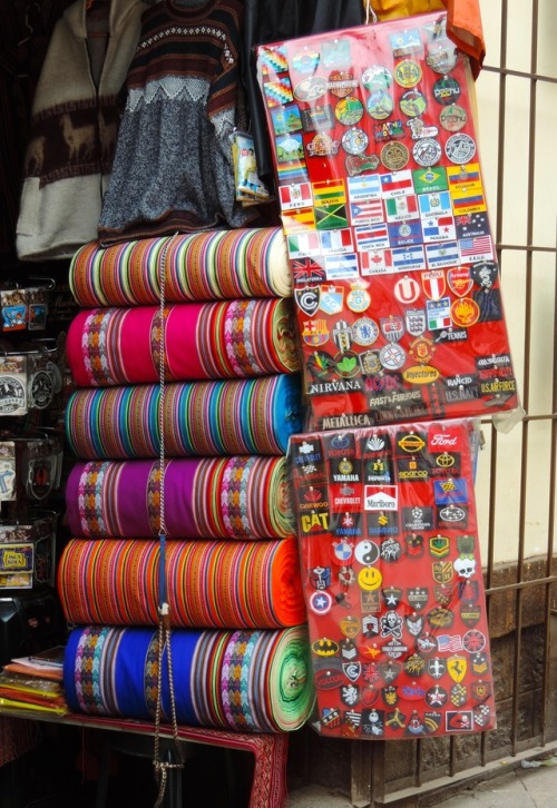 ¿Tesoros turísticos? Pernos de tela y parches, tienda cerca del mercado de San Pedro, Cusco, 2017.In