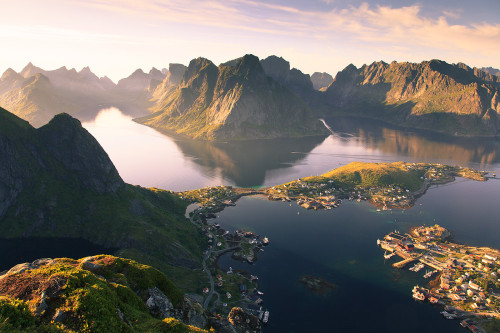 fritzybeat:  I just found my new favorite place on planet earth.Reine, Norway.  Oh wow <3