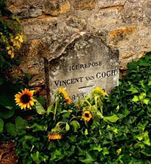 legendary-scholar:  Vincent van Gogh’s grave decorated with sunflowers inspired