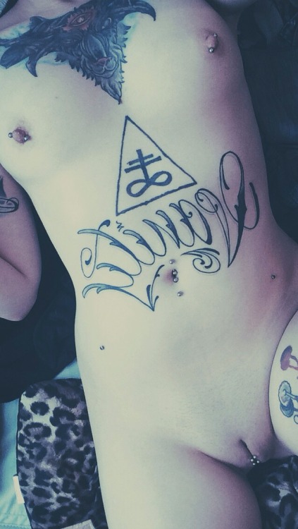 thattwatdeziree:  xdemonsgate:  I’m a nude bum today  Damn 