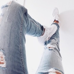 thechic-fashionista:  Blue Ripped Denim Pants  