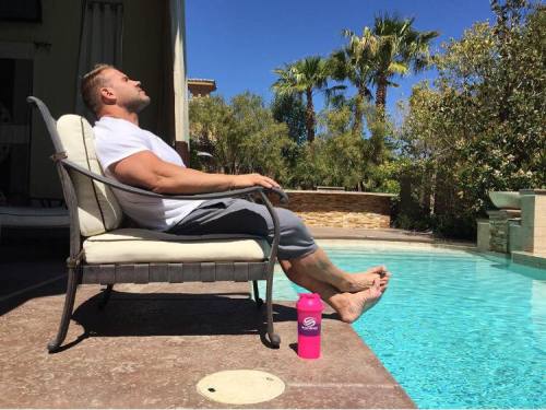 musclegodjaycutler:Summer’s gone but big Jay has treated us with some very nice barefoot pictures.Th
