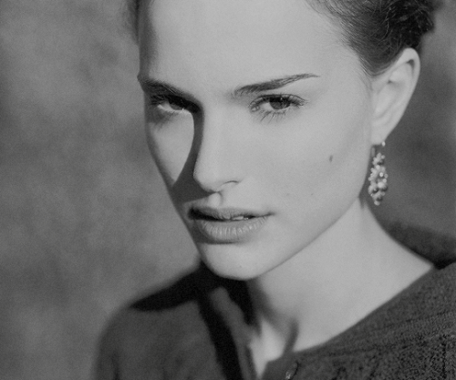 somebodytodiefor: Natalie Portman photographed by Andrew MacPherson (2002)