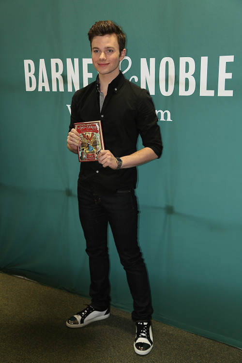 chriscolfernews-archive:Chris Colfer at The Land of Stories: A Grimm Warning book signing at Barnes 