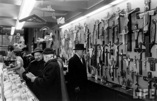 Shopping for a crucifix(Walter Sanders. 1955)