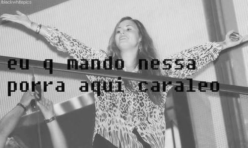 Demi com a perna quebrada em casa deve ser assim: