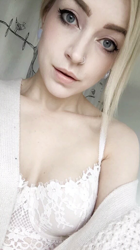 modernishlife:  Very cute sexy blonde cam girl