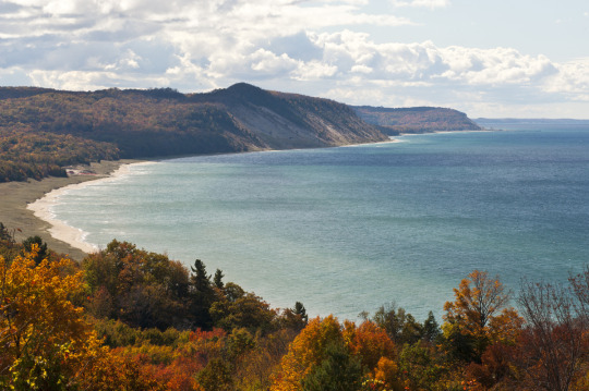 angrylilshit:  So like, I’ve never understood those posts that are like “oh the midwest is nothing but cornfields” like,haveyoueverfuckinglookedattheMidwestonceinyourlife?TheMidwestisabsolutelyfuckingbeautiful.