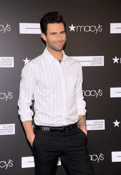 allylovesmaroon5:  Adam Levine at Macy’s today  Amooor platonico*-*
