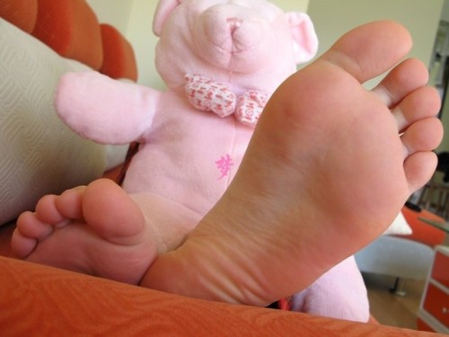 hattie-cute-foot2:Feetlovers and foot